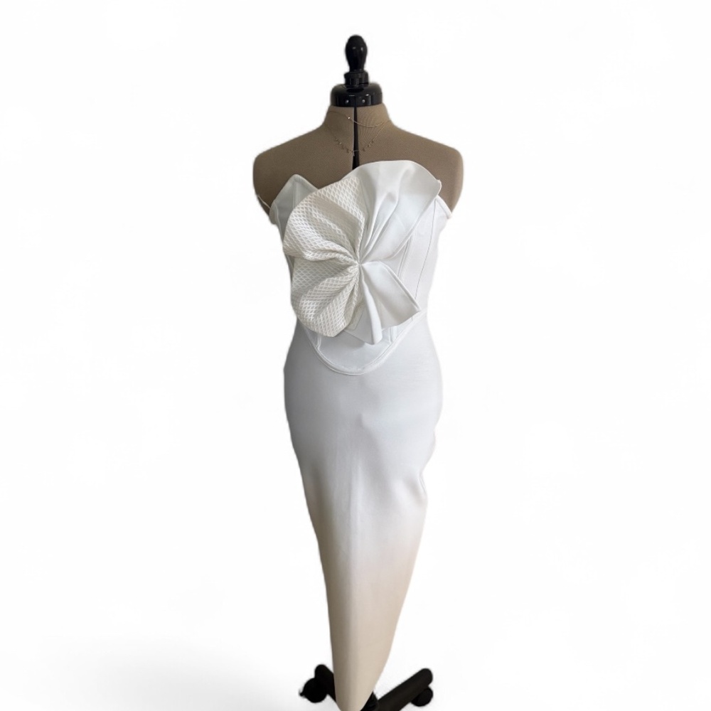 SCHEIN Strapless fitted midi cocktail dress. Size: Med Color: White